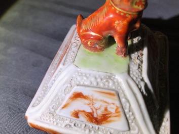 Trois vases couverts en porcelaine de Chine famille rose &agrave; d&eacute;cor mandarin, Qianlong