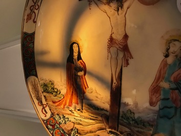 Une assiette en porcelaine de Chine famille rose &agrave; d&eacute;cor de la crucifixion, Qianlong