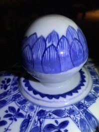 Une paire de grands vases couverts en porcelaine de Chine bleu et blanc, Kangxi