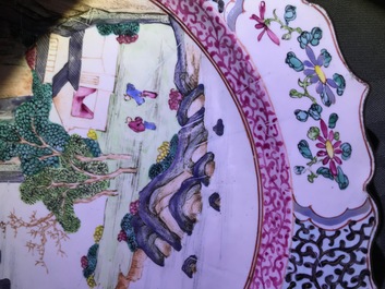 Un plat &agrave; d&eacute;cor d'un paysage en &eacute;maux de Canton, Chine, Qianlong