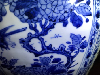 Een paar grote Chinese blauwwitte dekselvazen met floraal decor in vakverdeling, Kangxi