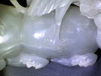 Een Chinese celadon jade groep met kraanvogels op fraaie houten basis, Qing