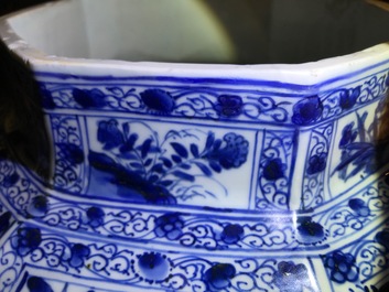 Une paire de grands vases couverts en porcelaine de Chine bleu et blanc, Kangxi