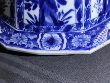 Een paar grote Chinese blauwwitte dekselvazen met floraal decor in vakverdeling, Kangxi