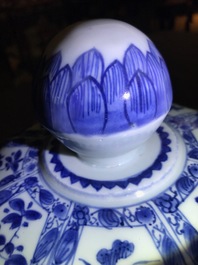 Une paire de grands vases couverts en porcelaine de Chine bleu et blanc, Kangxi