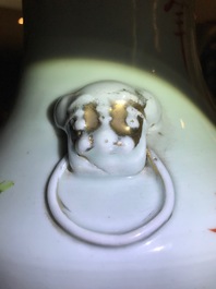 Een paar Chinese famille rose vazen met dames en kinderen, 19/20e eeuw