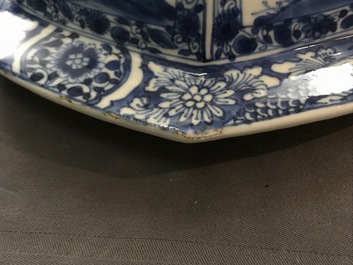 Une paire de grands vases couverts en porcelaine de Chine bleu et blanc, Kangxi