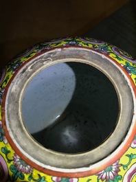 Trois pots couverts et deux bols en porcelaine de Chine famille rose, 19&egrave;me