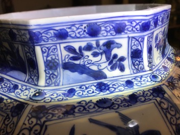 Une paire de grands vases couverts en porcelaine de Chine bleu et blanc, Kangxi