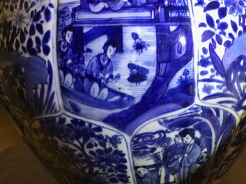 Een paar grote Chinese blauwwitte dekselvazen met figuren in vakverdeling, Kangxi