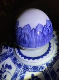 Une paire de grands vases couverts en porcelaine de Chine bleu et blanc, Kangxi