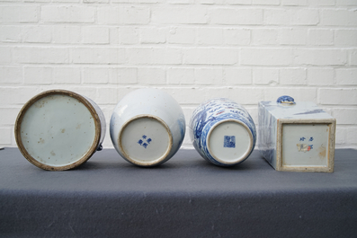 Trois vases et un pot couvert en porcelaine de Chine bleu et blanc, 19/20&egrave;me
