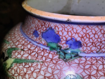 Une paire de pots en porcelaine de Chine wucai, &eacute;poque Transition