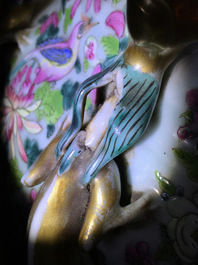 Een kapitale Chinese famille rose vaas met een hofsc&egrave;ne, 19e eeuw