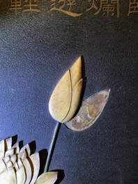 Une paire de grands panneaux en bois laqu&eacute; incrust&eacute; d'ivoire avec des po&egrave;mes, Chine, Qianlong