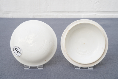 Une bo&icirc;te couverte de forme ronde en porcelaine blanc de Chine de Dehua &agrave; d&eacute;cor incis&eacute;, Ming/Qing