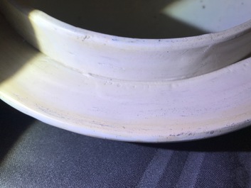 Een groot driedelig Chinees blauwwit kaststel met landschappen en bloemen in vakverdeling, Kangxi