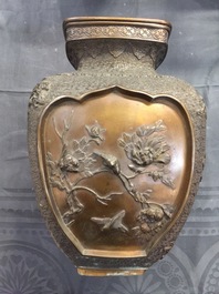 Een grote Japanse bronzen wierookbrander op sokkel, Edo of Meiji, 19e eeuw