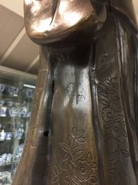 Een paar grote Chinese bronzen figuren voor de Vietnamese markt, 19e eeuw