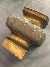 Een grote Japanse bronzen wierookbrander op sokkel, Edo of Meiji, 19e eeuw