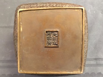 Een grote Japanse bronzen wierookbrander op sokkel, Edo of Meiji, 19e eeuw