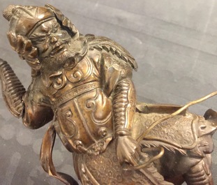 Een grote Japanse bronzen wierookbrander op sokkel, Edo of Meiji, 19e eeuw