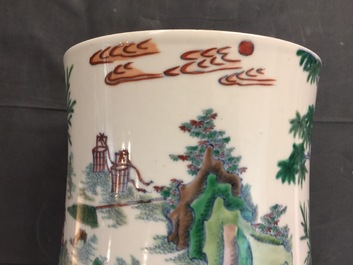 Un pot &agrave; pinceaux en porcelaine de Chine doucai &agrave; d&eacute;cor d'un &eacute;l&eacute;phant, 19/20&egrave;m