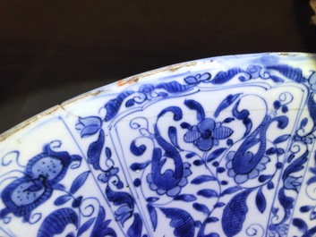 Een grote Chinese blauwwitte kraakporseleinen kom met figuratieve panelen, Wanli