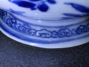 Een Chinese blauwwitte theepot met opstaand hengsel, Kangxi