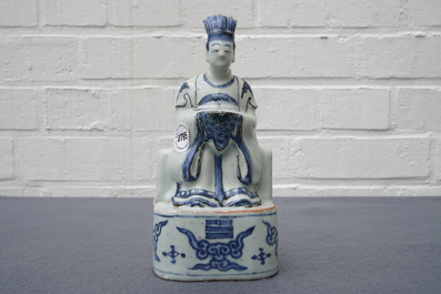 Een Chinees blauwwit model van een dienaar, Wanli