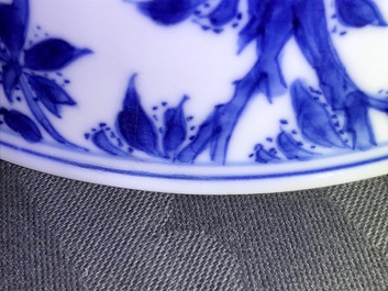 Een Chinese blauwwitte kom met lange Lijzen, Kangxi
