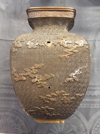 Een grote Japanse bronzen wierookbrander op sokkel, Edo of Meiji, 19e eeuw