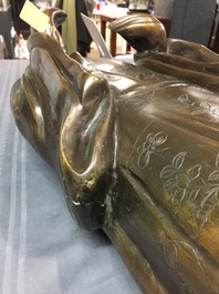 Une paire de grandes figures aux t&ecirc;tes amovibles en bronze, Chine pour le Vietnam, 19&egrave;me