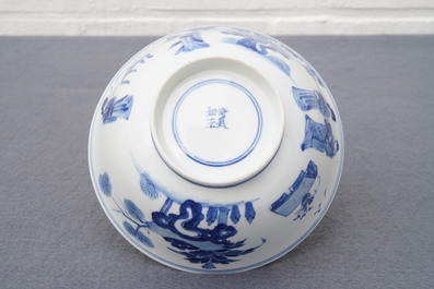 Un bol en porcelaine de Chine bleu et blanc &agrave; d&eacute;cor de longues dames, Kangxi