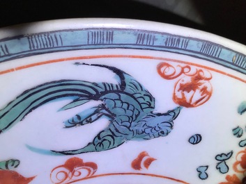 Een Chinese polychrome Swatow schotel met draken en feniksen, Ming