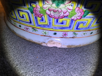Un tr&egrave;s grand vase en porcelaine de Chine famille rose, 19&egrave;me