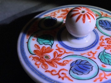 Une th&eacute;i&egrave;re couverte en porcelaine Kakiemon de Japon, Edo, 17&egrave;me