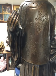 Een paar grote Chinese bronzen figuren voor de Vietnamese markt, 19e eeuw