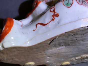 Une figure d'une Bijin avec bougeoir en porcelaine Imari de Japon, Edo, 17/18&egrave;me