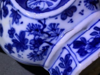 Een paar Chinese blauwwitte dekselkannen met floraal decor, Kangxi
