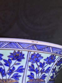 Een in Europa gedecoreerde Chinese blauwwitte bekervaas, Kangxi