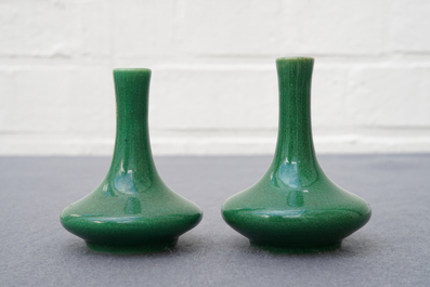 Een paar Chinese monochrome groene miniatuur vaasjes, Kangxi