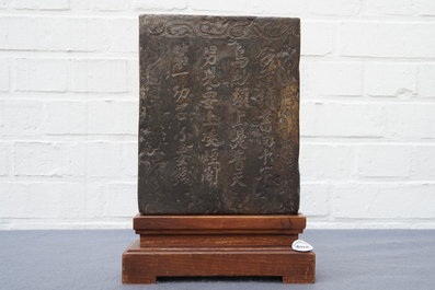 Une tablette en pierre sculpt&eacute;e &agrave; inscription, Qing ou avant