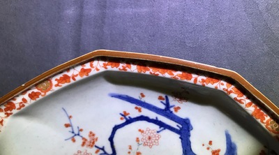 Een Japans decagonaal Kakiemon bord, Edo, 17e eeuw