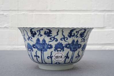 Een Chinese blauwwitte gelobde kom, Kangxi