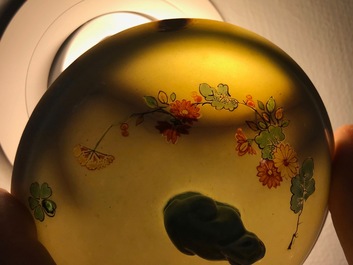 Un pot couvert en porcelaine de Chine et de Japon &agrave; monture en bronze dor&eacute;, marque de Jiajing, 18/19&egrave;me