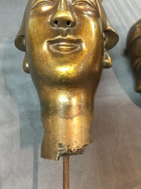 Een paar grote Chinese bronzen figuren voor de Vietnamese markt, 19e eeuw