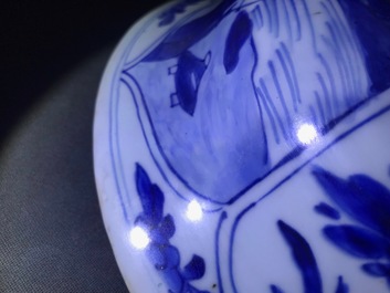 Een groot driedelig Chinees blauwwit kaststel met landschappen en bloemen in vakverdeling, Kangxi