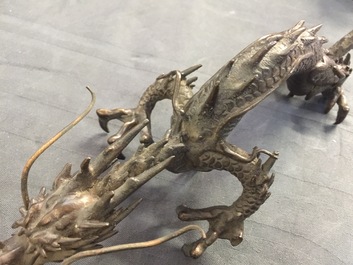 Een grote Japanse bronzen wierookbrander op sokkel, Edo of Meiji, 19e eeuw