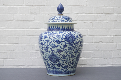 Een grote Chinese blauwwitte dekselvaas met lotusslingers, Kangxi